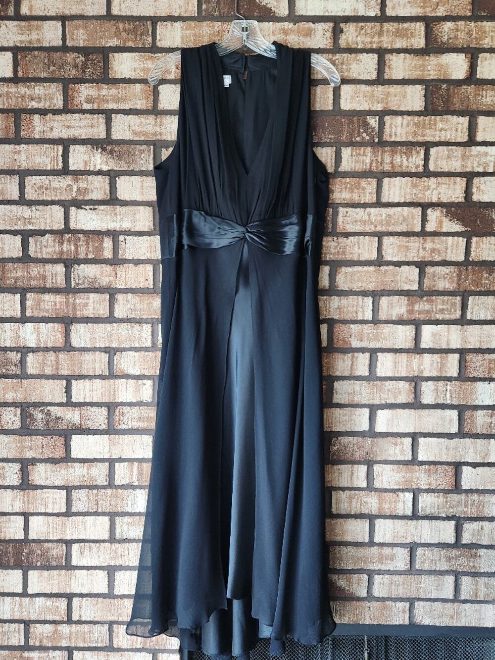 Maggie London Woman Black Sleeveless Silk Dress V-neck Satin Waist Size 16W